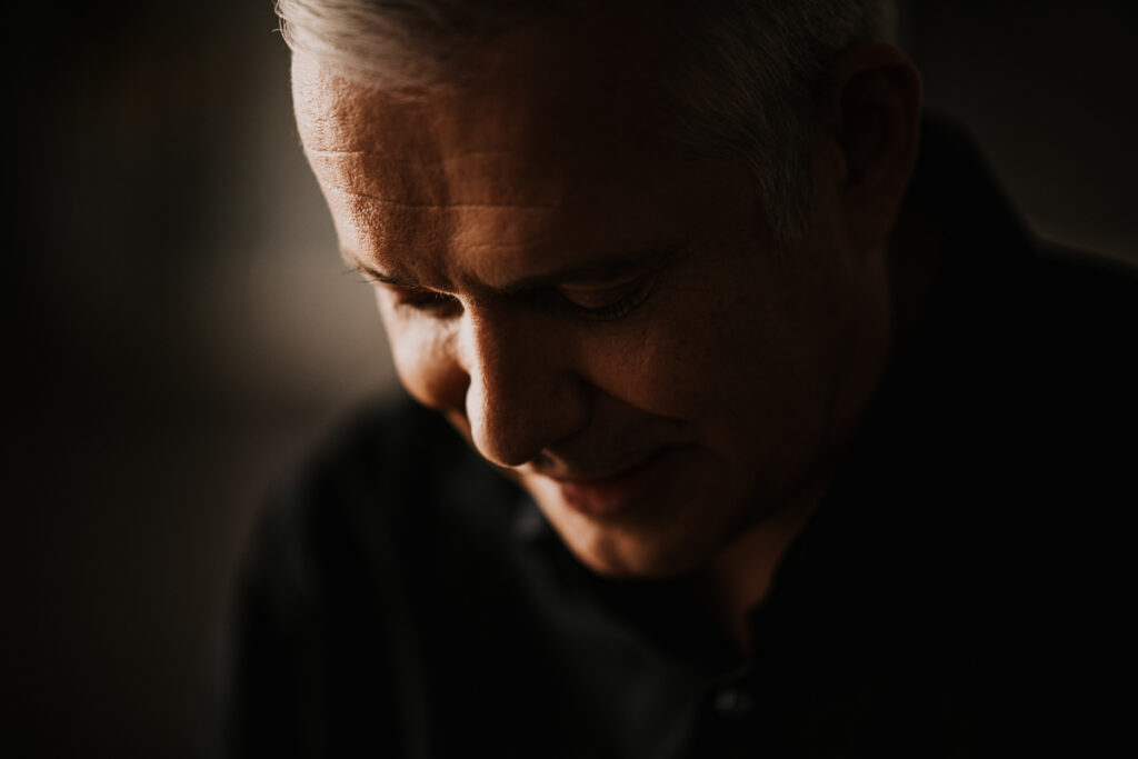 Close-up-Portrait von Alexander Herrmann, ausdrucksstark und authentisch festgehalten von einem erfahrenen Werbefotograf Stuttgart.