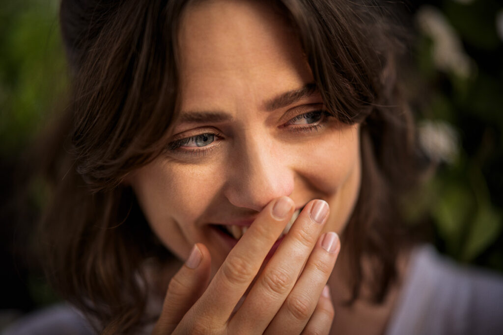 Lifestyle-Foto: Frau lacht, close up, genießt Géramont Käse, französisches Lebensgefühl vermittelt, fotografiert von Werbefotograf Berlin.