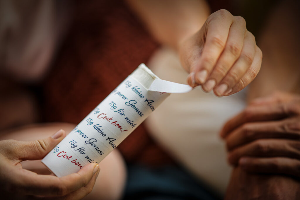 Detailaufnahme von Géramont Käse beim Schneiden, cremige Konsistenz und Frische betont, Foodfotografie.