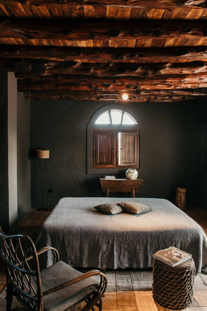 Wabi-Sabi Style Hotelzimmer in erdigen Tönen mit Bett im Fokus – professionell fotografiert von Hotel Fotograf Berlin im Hotel La Granja Ibiza.