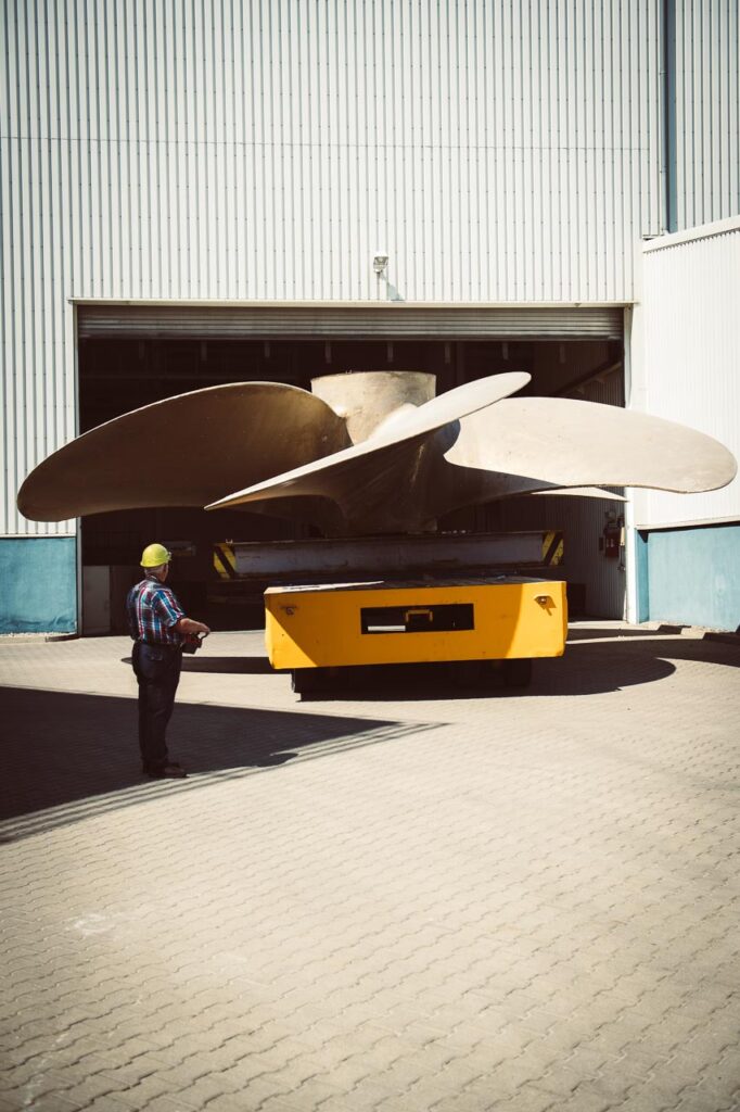 Riesige Schiffsschraube wird in Werkshalle verladen, Waren an der Müritz, Mecklenburg-Vorpommern, Deutschland – MMG, weltweit führender Hersteller von Schiffspropellern, Fotografiert im Stil Businessfotografie vom Businessfotograf aus Berlin.