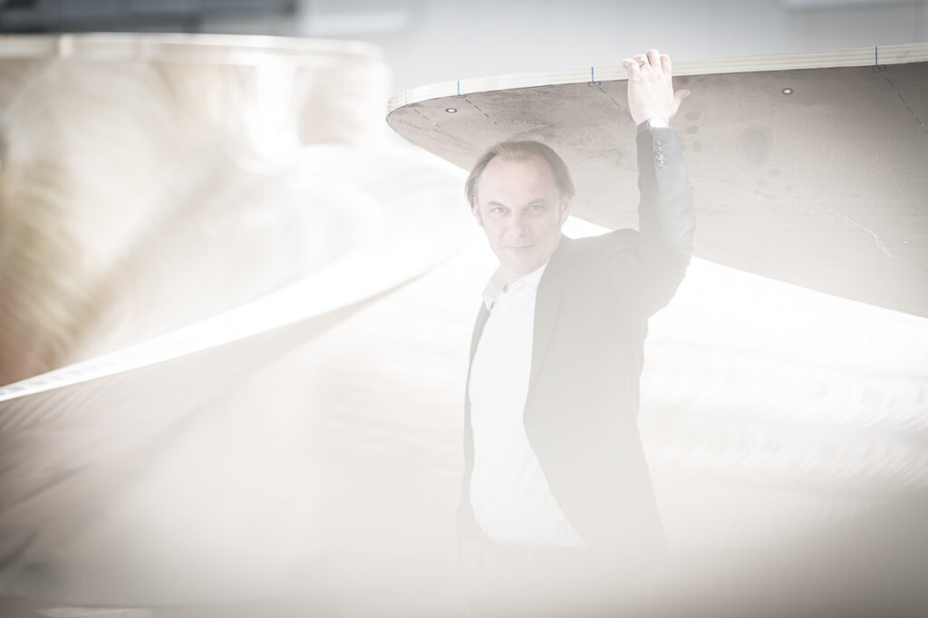 Businessportrait von Dr. Lars Greitsch, CEO der MMG, mit einer Schiffsschraube in der Werkshalle in Waren an der Müritz, Unternehmensfotografie