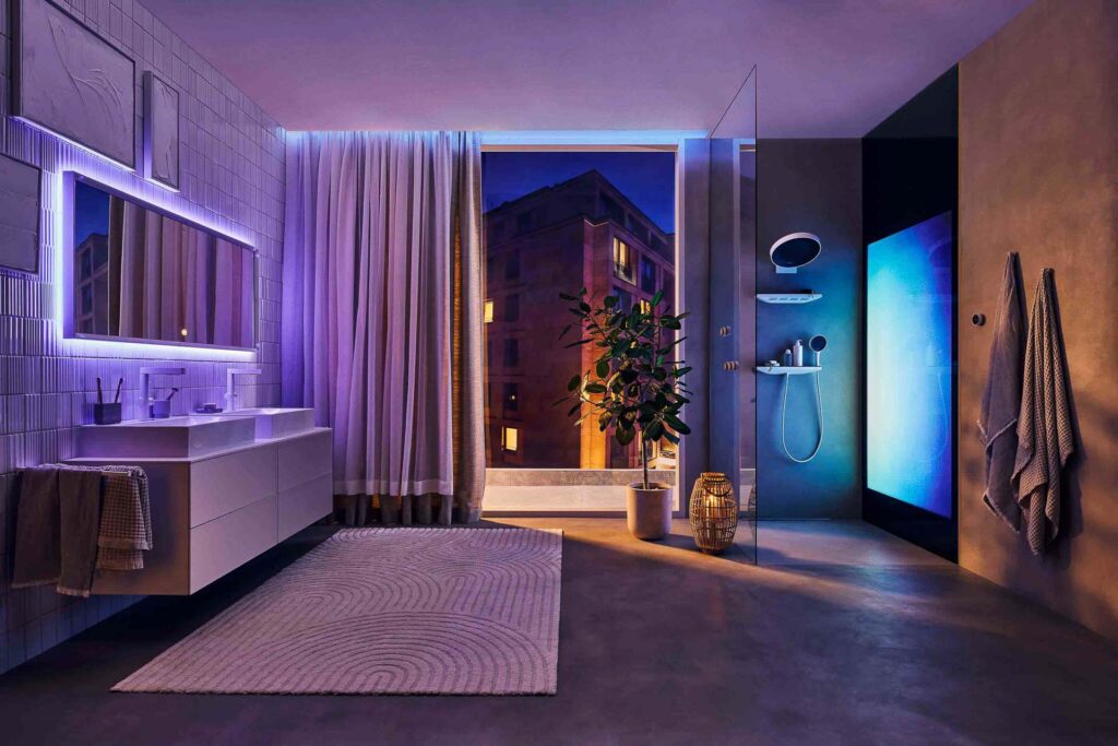 Luxus Badezimmer bei Nacht mit Ambiente-Beleuchtung und Hansgrohe Produkten, ohne Personen – Werbefotografie, Werbefotograf Berlin.