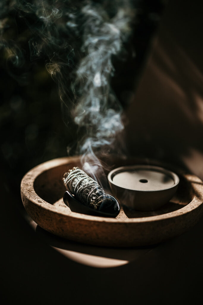 Stilllife eines Kräuterbündels, das Rauch verströmt – hochwertige Werbefotografie, Werbefotograf Berlin.