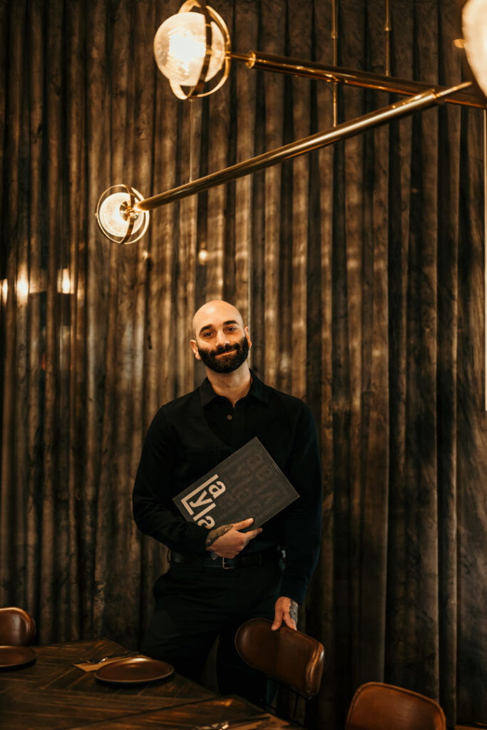 Food Fotograf München fängt ein Mitarbeiterportrait im Restaurant Layla Berlin ein – echte Momente hinter den Kulissen der Küche.