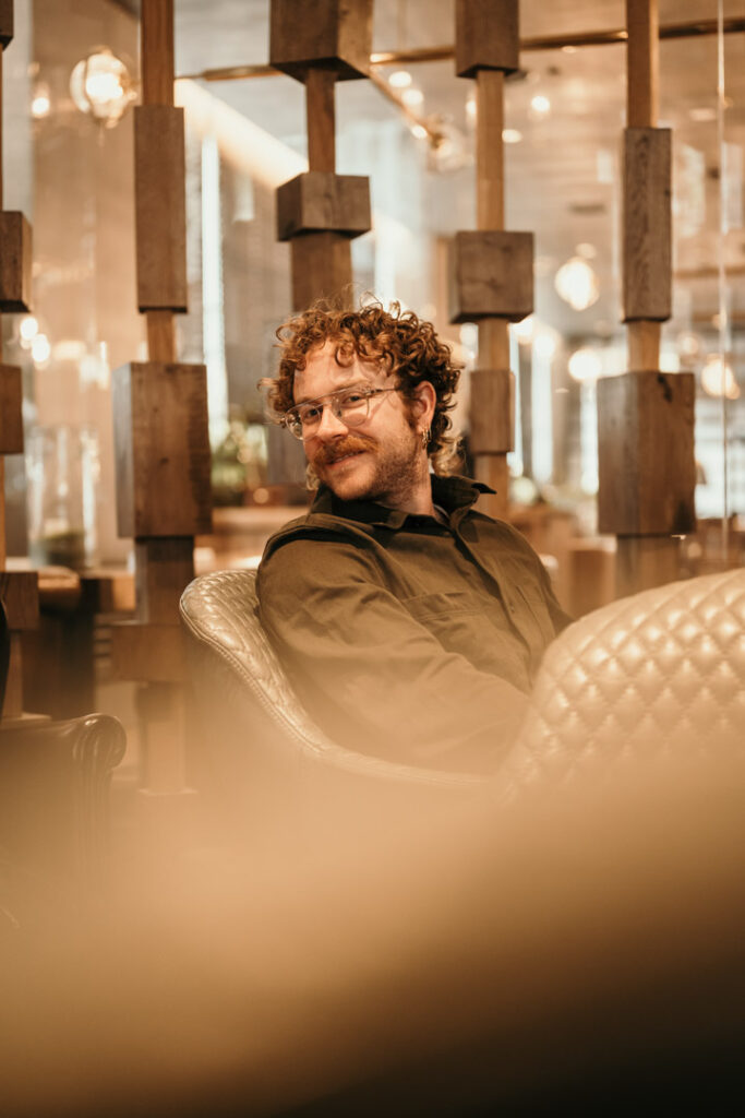 Food Fotograf München zeigt ein Portrait eines Mitarbeiters im Restaurant Layla in Berlin – authentische Darstellung des Teams in moderner Gastronomie-Atmosphäre.