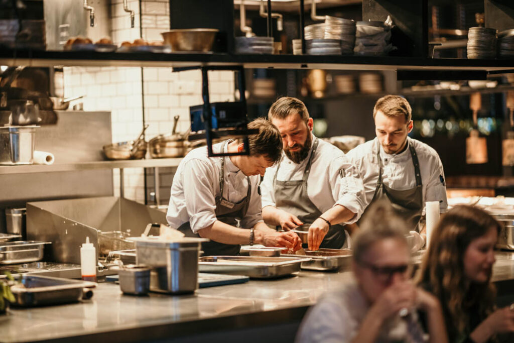 Restaurant photo zeigt Chefs bei der Arbeit in der Küche des Restaurants Layla in Berlin – dynamische Food- und Kücheninszenierung im professionellen Umfeld.