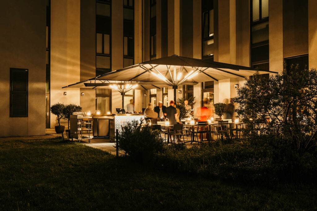 Gastronomie Consulting zeigt die atmosphärische Terrasse des Restaurants Layla in Berlin – stilvolles Ambiente für Gäste und authentische Gastronomie-Präsentation.