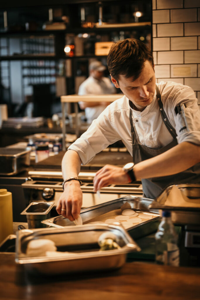 Food Fotograf München zeigt einen Mitarbeiter des Restaurants Layla in Berlin – stilvolles Portrait, das die Persönlichkeit der Crew einfängt.