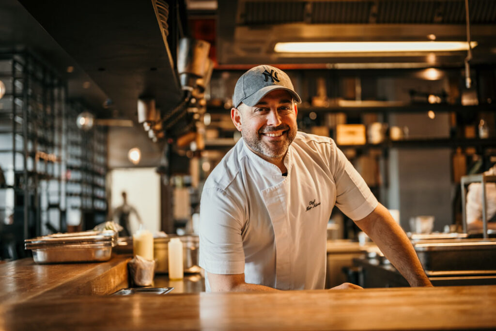 Restaurant photography zeigt ein Portrait von Headchef Meir Adoni im israelischen Restaurant Layla in Berlin – authentische Inszenierung von Spitzenküche und Persönlichkeit des Küchenchefs.