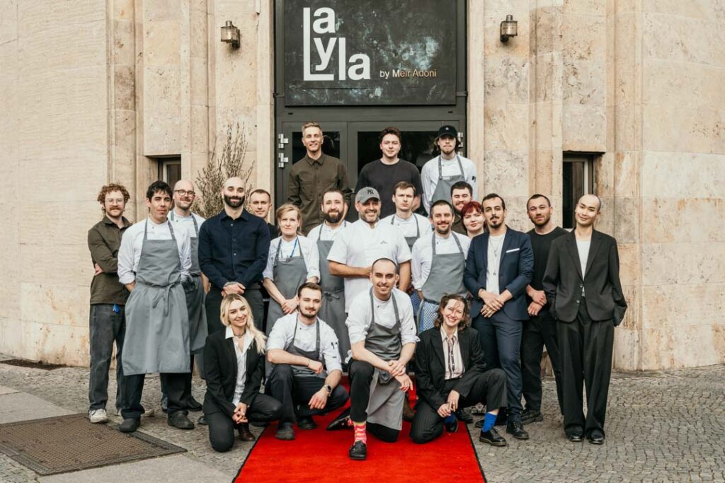 Marketing für Hotelerie zeigt das Team des israelischen Restaurants Layla in Berlin vor dem Eingang – authentisches Gruppenporträt von Mitarbeitern für Gastronomie- und Hotelmarketing.
