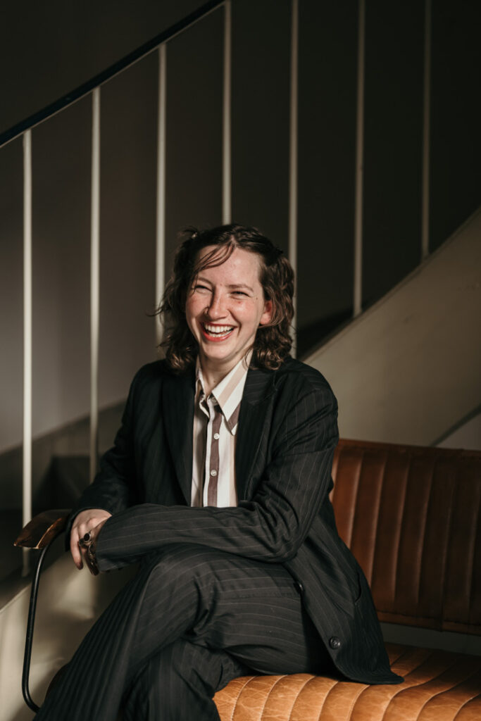 Food Fotograf München präsentiert ein Portrait eines Teammitglieds im Restaurant Layla in Berlin – natürliche und authentische Gastronomie-Inszenierung.