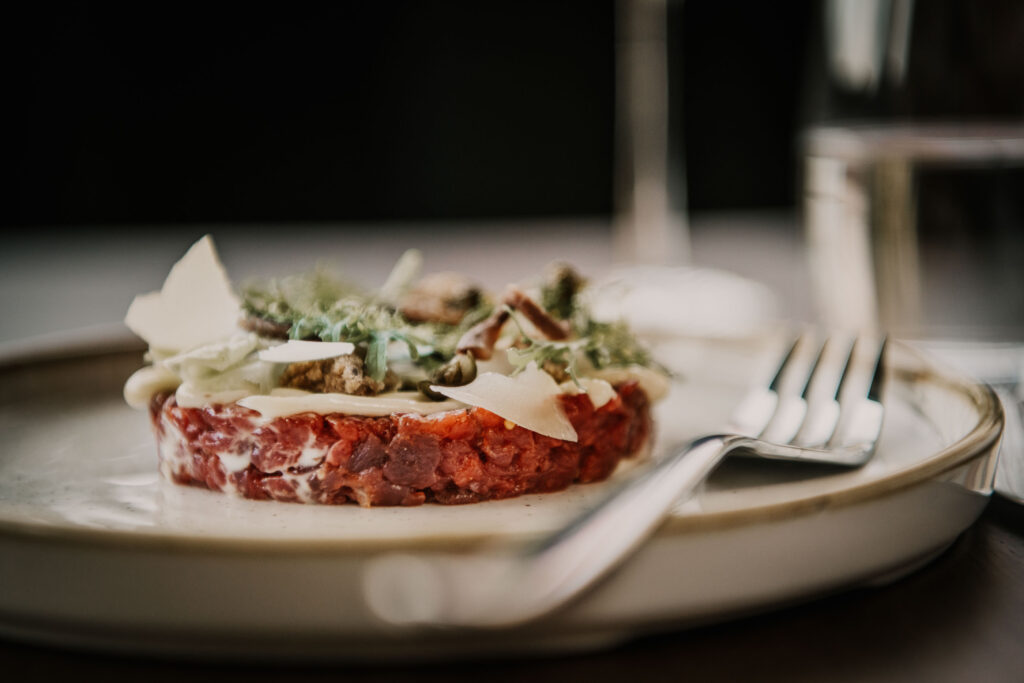 Tatar-Tellergericht in der Hafenküche Berlin – detailreich inszeniert für authentische Werbefotografie.