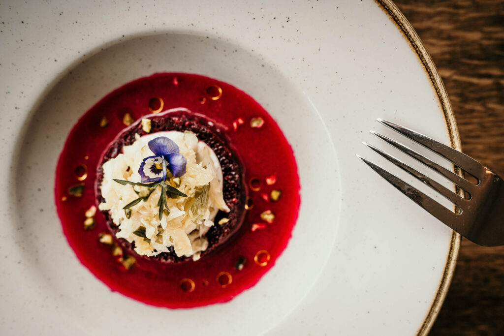 Rote-Bete-Tatar-Tellergericht im Restaurant Hafenküche Berlin – detailreiche Foodfotografie für authentische kulinarische Präsentation.