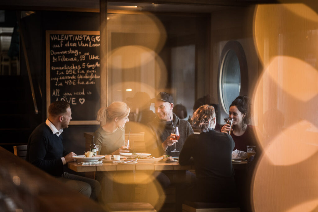 Restaurant Marketing Instagram zeigt Gäste, die gemeinsam eine gute Zeit im Restaurant Van Loon in Berlin genießen – authentische Food- und Gastronomie-Erfahrung.