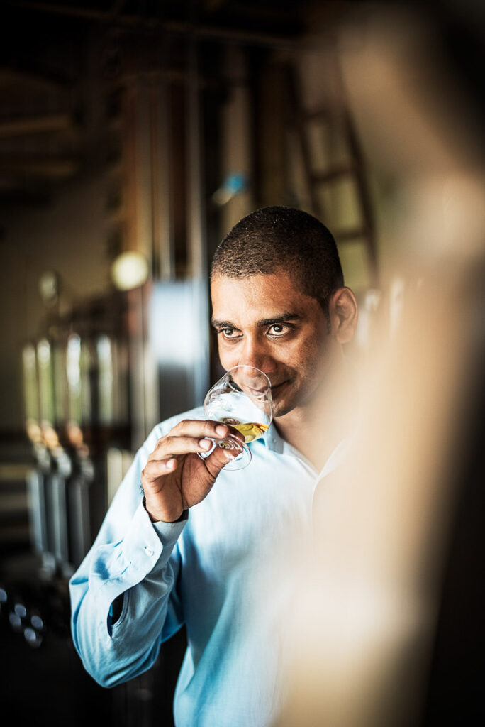 Marketing für Hotelerie zeigt den Chefbrenner der La Rhumerie de Chamarel in Mauritius, wie er seinen Rum in der Brennerei verkostet – authentisches Porträt von Handwerk und Premium-Produkt.