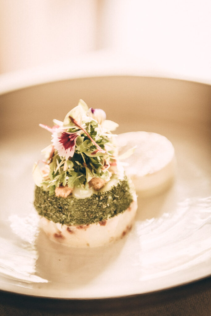 Food Fotografie Hamburg zeigt das Gericht Frankfurter Grüne Soße im Restaurant Sühring in Bangkok – traditionelle deutsche Küche mit Michelin-Stern-Qualität, kunstvoll angerichtet.