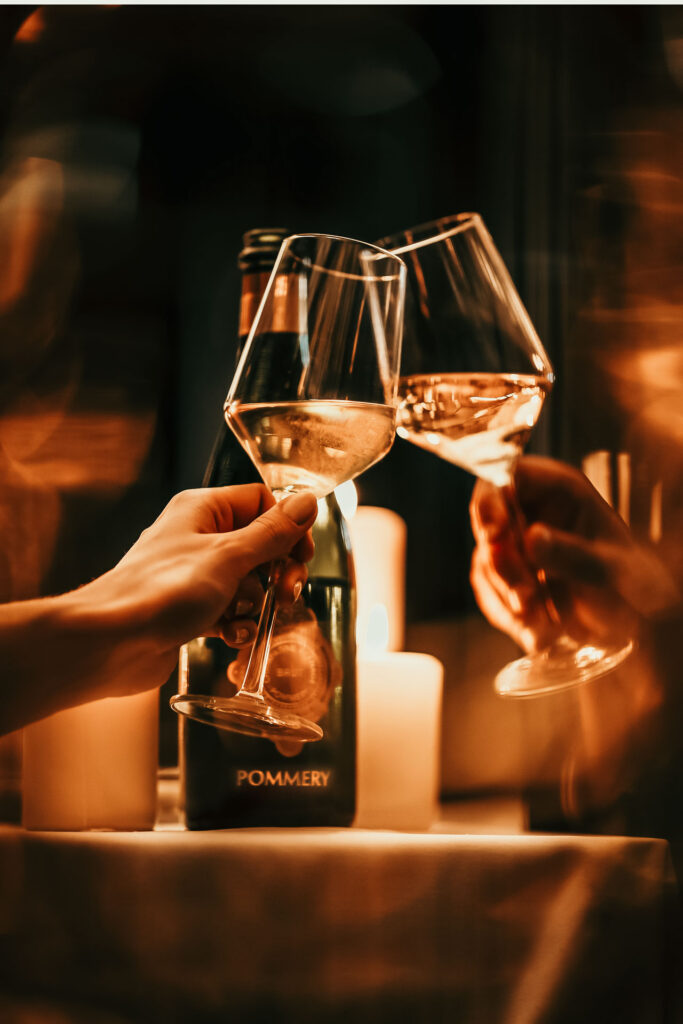 Close-up auf anstoßende Champagnergläser im Sofitel bei festlicher Abendstimmung – Hotelfoto für Hospitality-Marketing