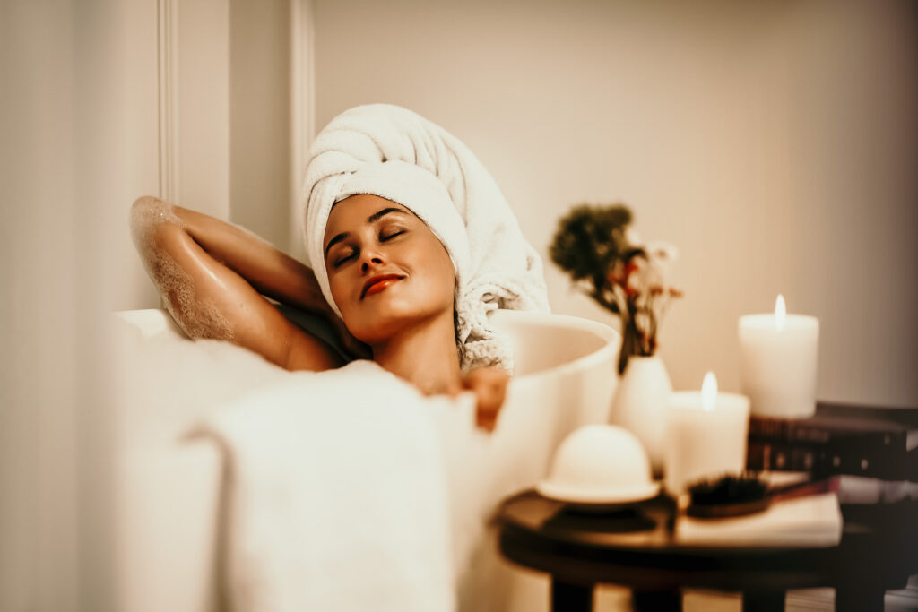 Frau genießt ein entspannendes Bad bei Kerzenschein im luxuriösen Sofitel-Hotelzimmer – Werbefotograf für Hospitality-Marketing