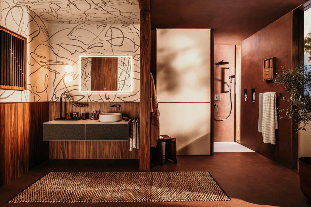 Design-Badezimmer Interieuraufnahme mit Hansgrohe Waschplatz, Waschtisch, Armatur und Dusche in dunklen Rottönen – Werbefotografie, Werbefotograf Berlin.