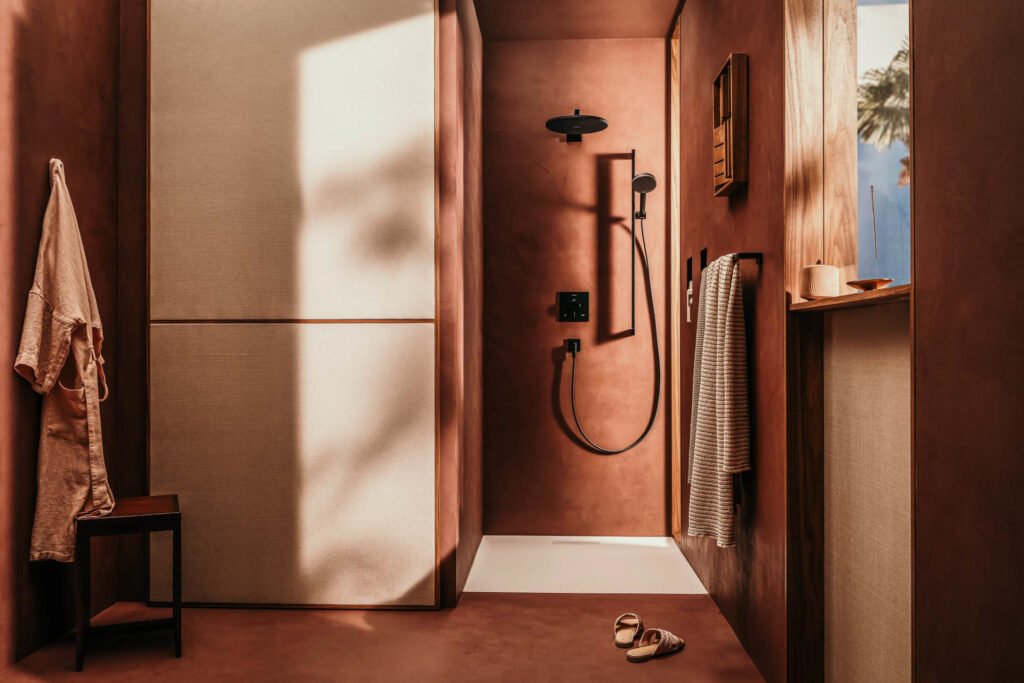 Luxuriöses asiatisch inspiriertes Badezimmer in dunklen Rottönen mit schwarzer Hansgrohe Dusche – Werbefotografie, Werbefotograf Berlin.