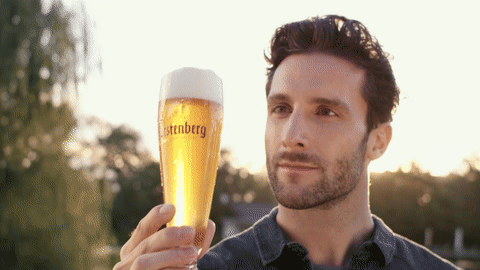 Fuerstenberg-GIF-Sonnenuntergang GIF zeigt attraktiven Mann im Sonnenuntergang, der aus einem Bierglas trinkt – Social Clip für die Biermarke Fürstenberg, Kapstadt, erstellt von videograph aus Berlin