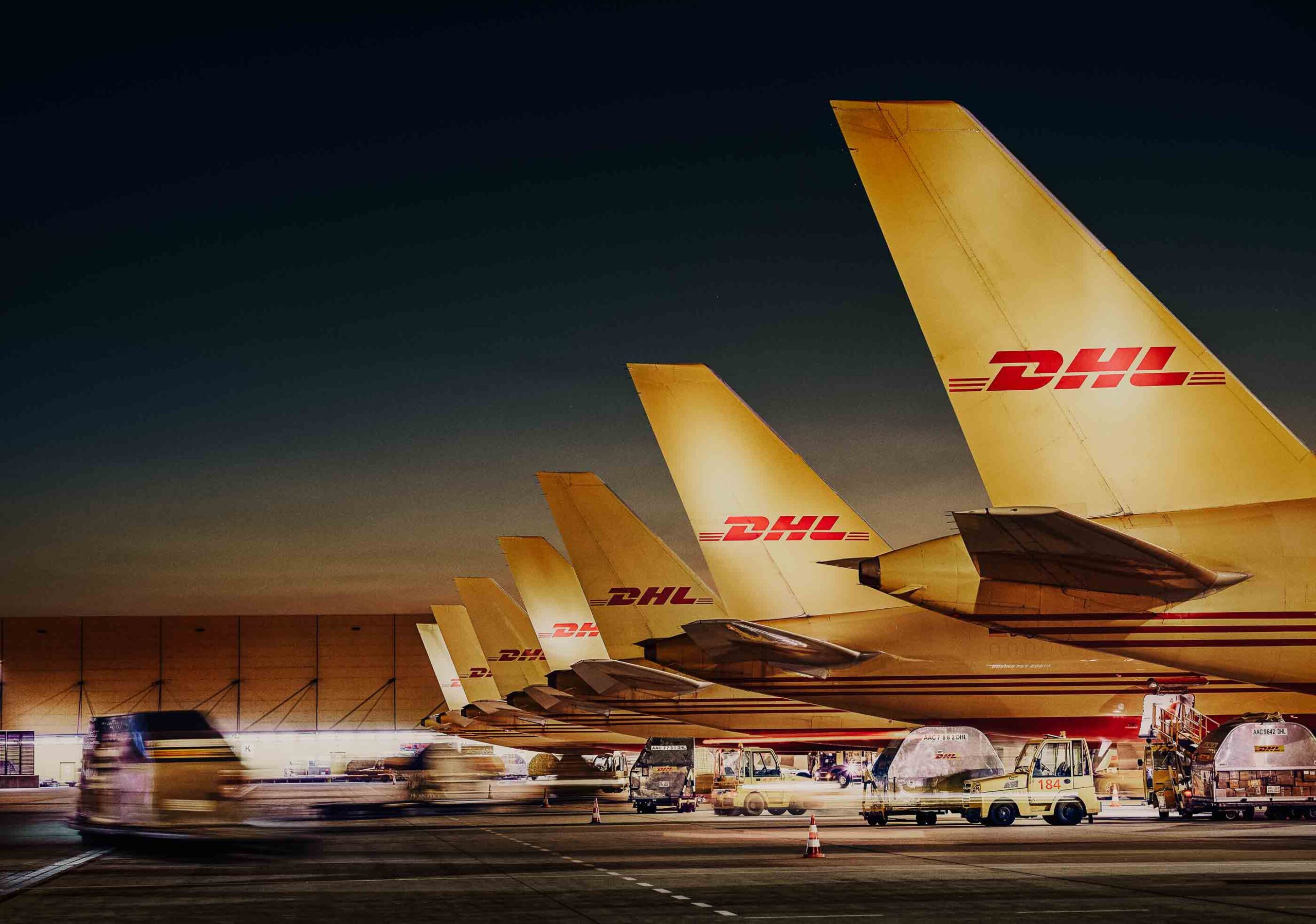 Detailaufnahme der hochwertigen Handwerksarbeit in der Produktion von Premium-Duschsystemen. Schöne Heckflossen von gelben DHL-Flugzeugen auf dem Flughafen Leipzig bei Nacht – internationales Drehkreuz für DHL Express-Lieferungen, stimmungsvolles Werbemotiv für Recruiting-Kampagne mit Jung von Matt. Fotografiert von Businessfotograf Leipzig