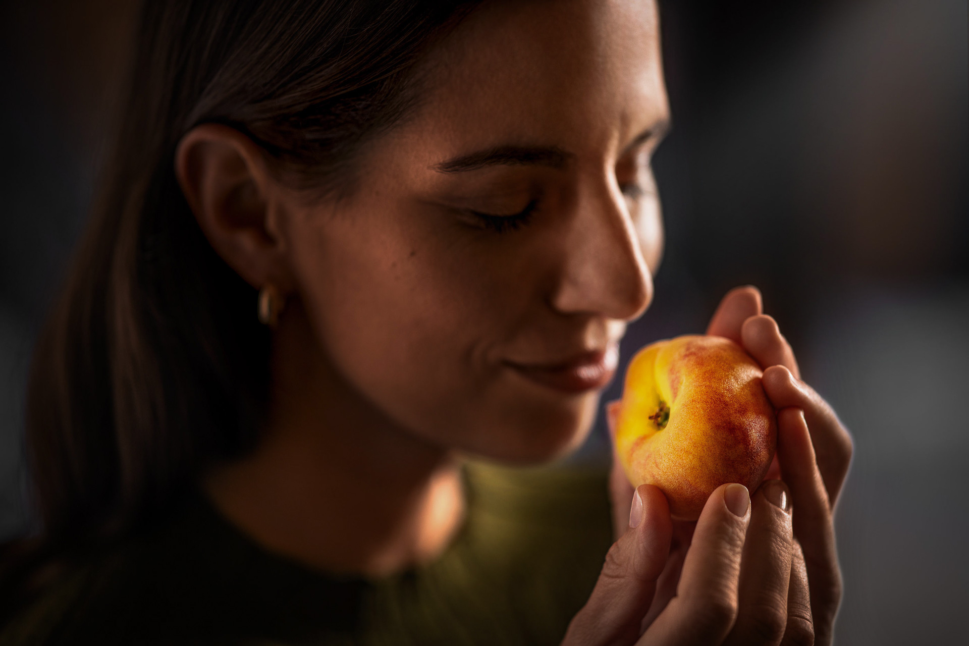 Professionelle-Werbefotografie-liebherr-kuehlschraenke-1 Corporate Fotograf Hannover: Dunkelhaarige Frau erlebt den Duft eines Pfirsichs im dunklen, atmosphärischen Licht – emotionale Corporate-Fotografie für Premium-Produkte.