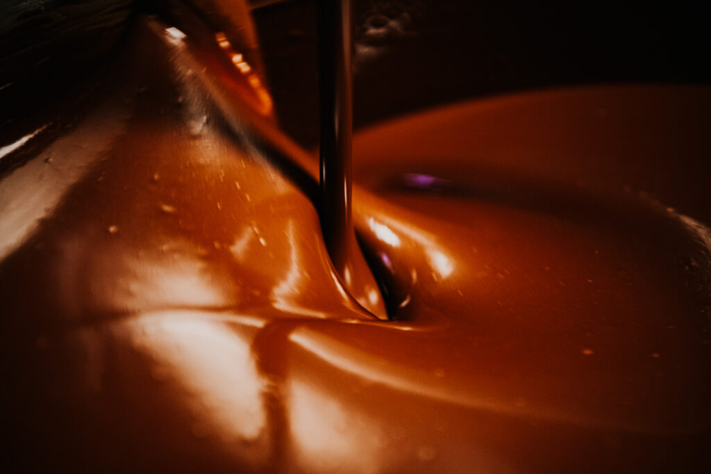 Flüssige Schokolade der Marke 58 Chocolate während der Herstellung, handwerkliche Produktion und Manufakturprozess in Meran, Südtirol