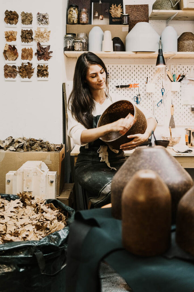 Businessportrait von Jasmin Castagnero in Brixen, Südtirol, beim Entwerfen und Herstellen einer Lampe aus Blättern für ihr Unternehmen Miyuca
