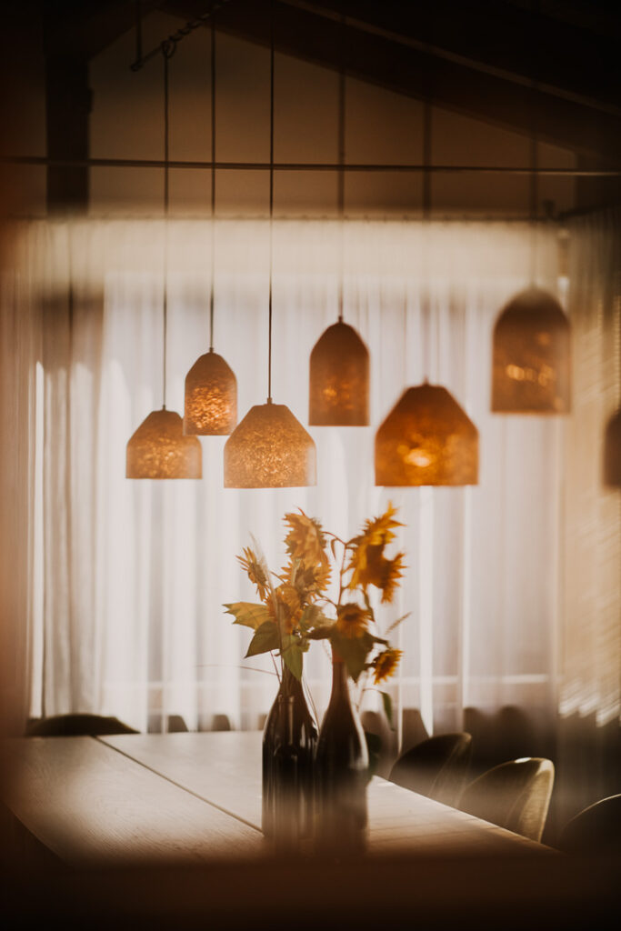 Miyuca-Lampen hängen in einem Hotelzimmer, Interieuraufnahme von einem Businessfotografen, nachhaltiges Design