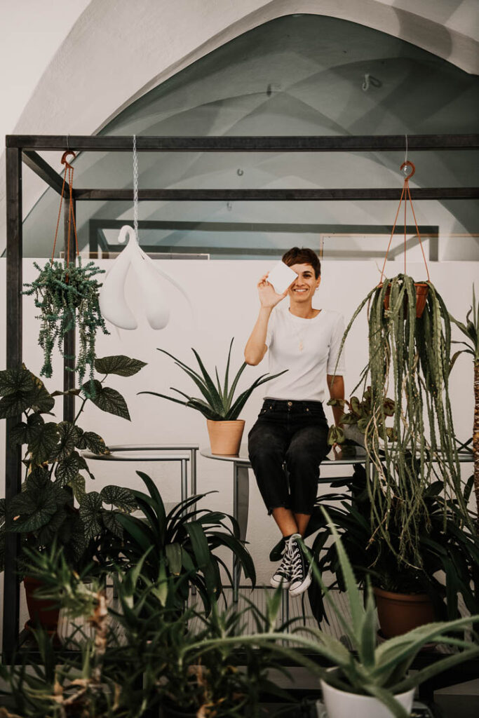 Businessportrait von Ali Paloma, Künstlerin aus Brixen, Südtirol, mit einem ihrer Kunstwerke