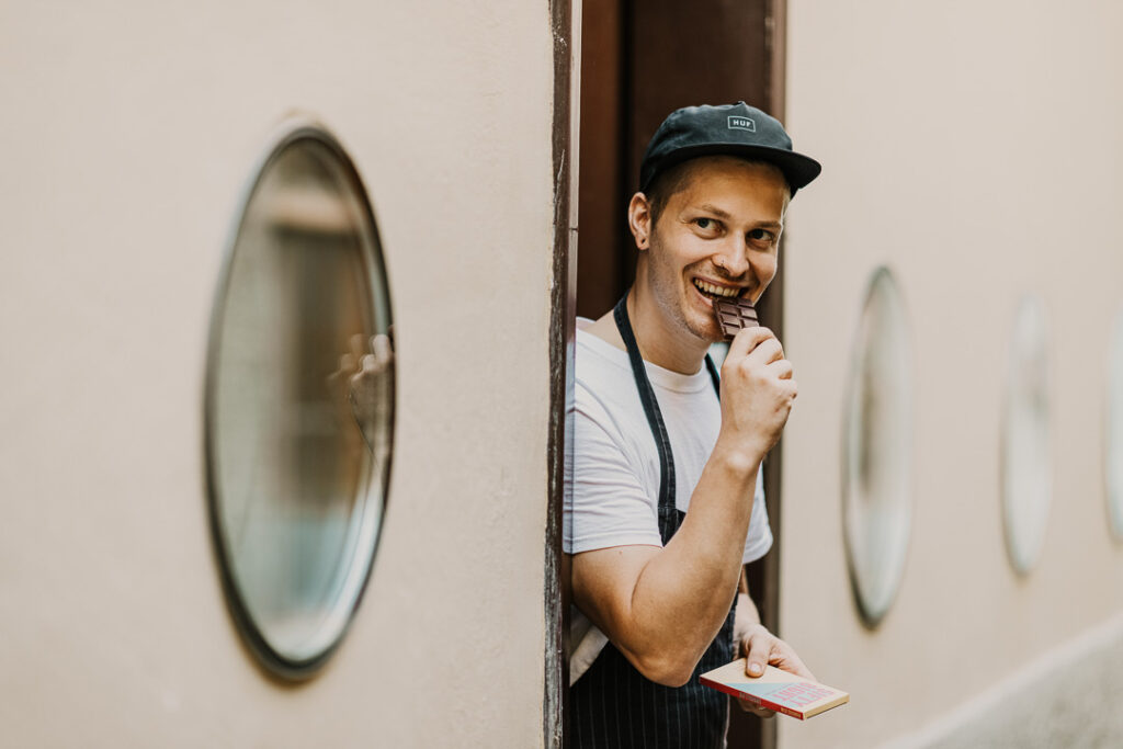 Businessportrait von René Romen in Meran, Südtirol, Gründer der Manufaktur 58 Chocolate, Produzent handgemachter Schokolade in seinem eigenen Unternehmen