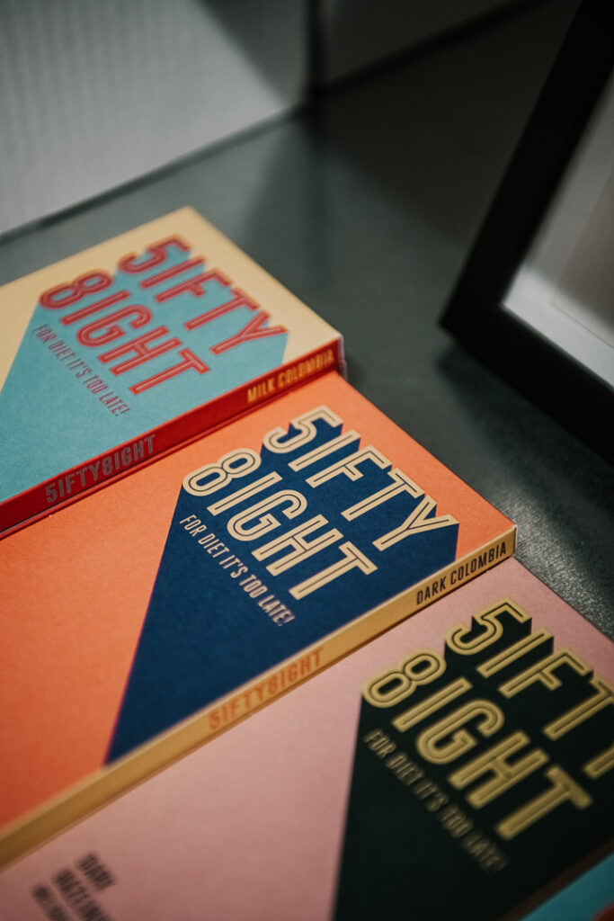 Verpackungen der Marke 58 Chocolate, handgemachte Schokolade aus Meran in Südtirol, hochwertiges Produktdesign und Manufakturqualität