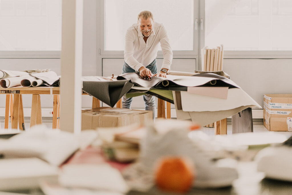 Businessportrait von Hannes Parth, Gründer des Start-ups Frumat in Bozen, Südtirol, das aus Apfelresten veganes Leder und Papier herstellt
