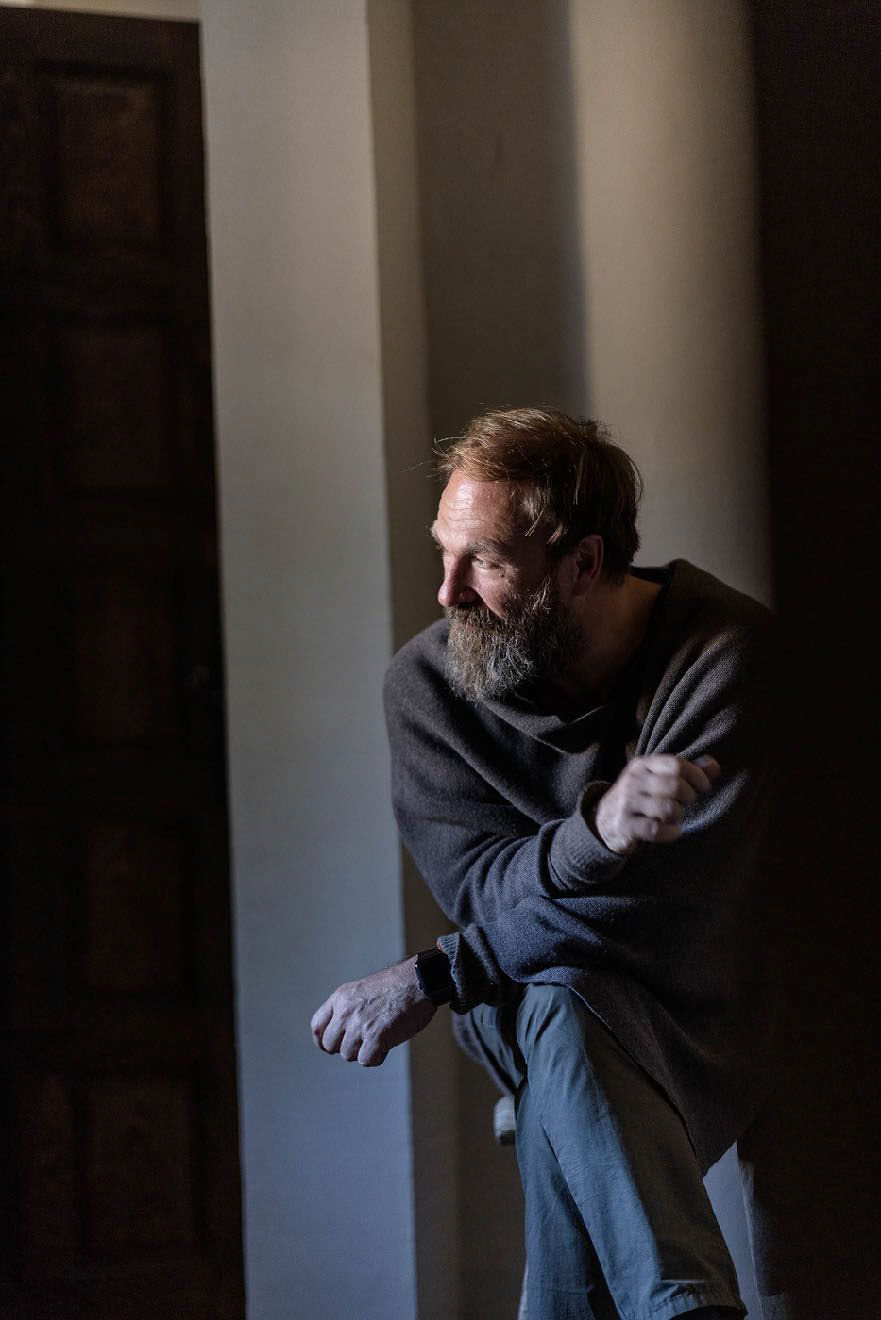 Werbefotografin Magdeburg: Portrait von Claus Sendlinger, Gründer von Design Hotels, in stylischer Kleidung im Hotel La Granja auf Ibiza – elegante Business- und Hotelfotografie für hochwertige Markenkommunikation.