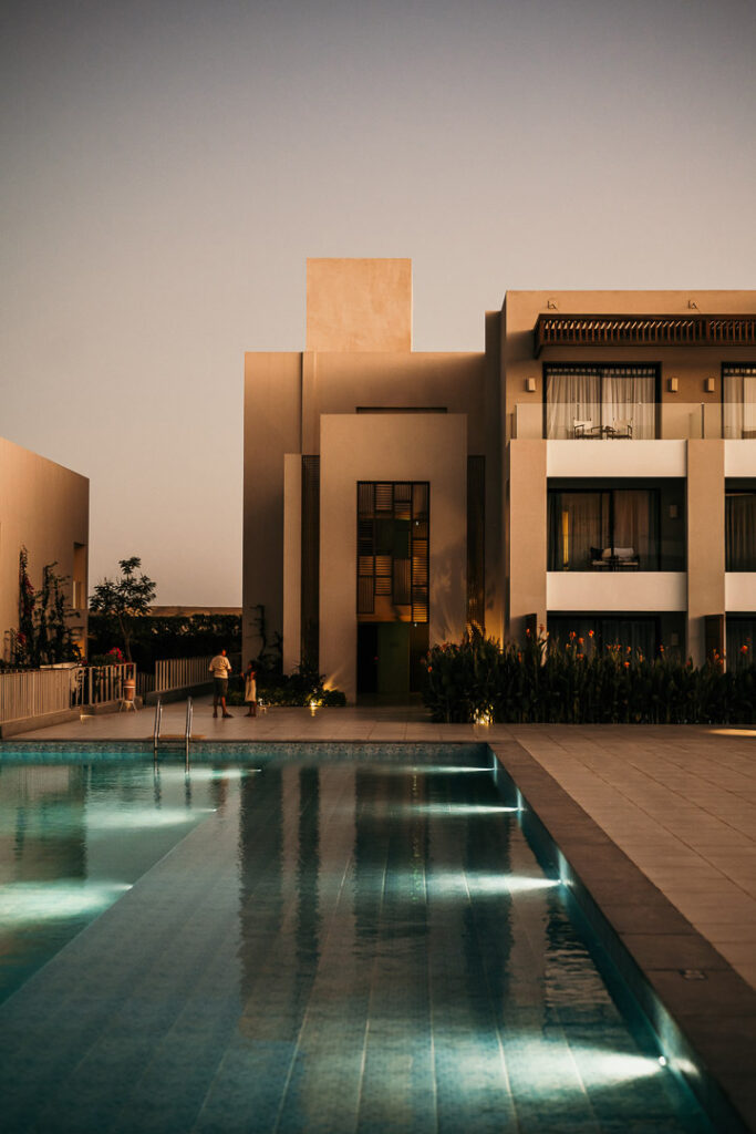 Hotelfotograf aus Berlin fotografierte diewse Ansicht der Hotelarchitektur mit Pool im Hotel Jaz Amara in Marsa Alam, Ägypten, mit zwei spielenden Kindern – Hotelfotografie.