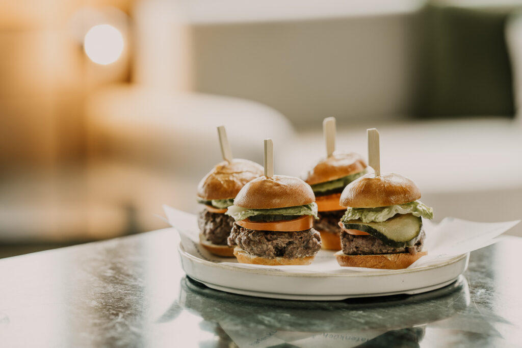 F&B Konzept zeigt Fingerfood-mini-Hamburger im Restaurant Hafenküche in Berlin – stilvoll angerichtet und Teil des kulinarischen Konzepts des Hauses.