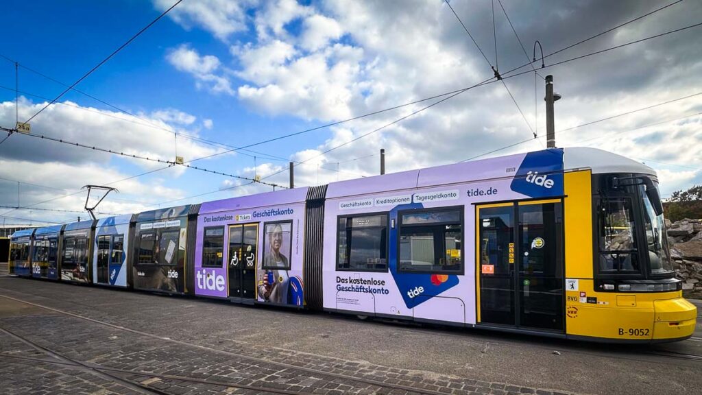 Tide Werbekampagne als Tram-Werbung in Berlin - Detailmotiv mit Entrepreneur beim Onlinebanking fotografiert vom Werbefotograf
