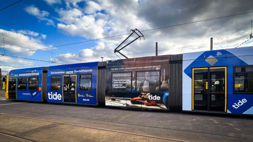 Großbild Werbekampagne für Bank Tide auf Straßenbahn in Berlin - umgesetzt vom Businessfotograf mit Entrepreneur im Portrait