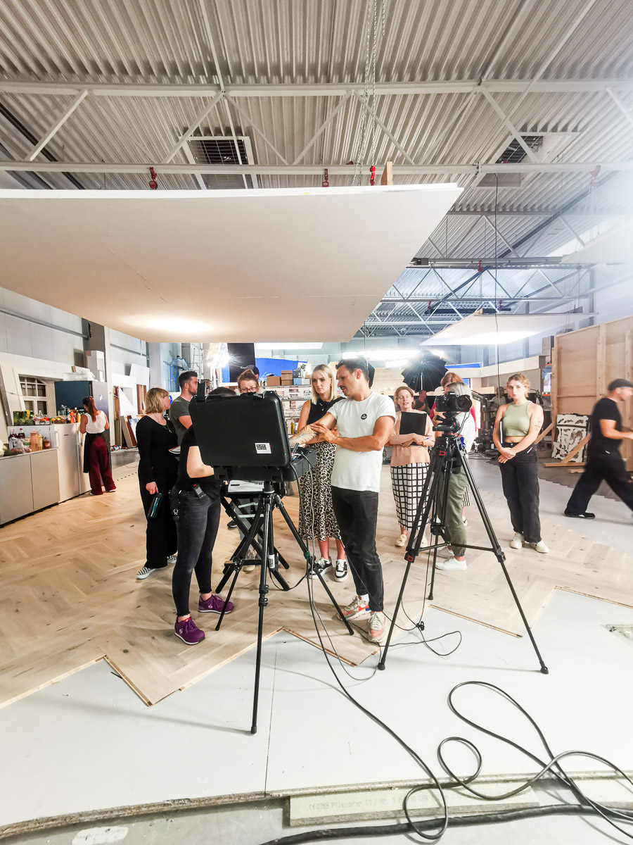 Paar sitzt in elegantem Restaurant in Madrid an gedecktem Tisch und lacht sich an – fotografiert vom Werbefotograf Berlin.