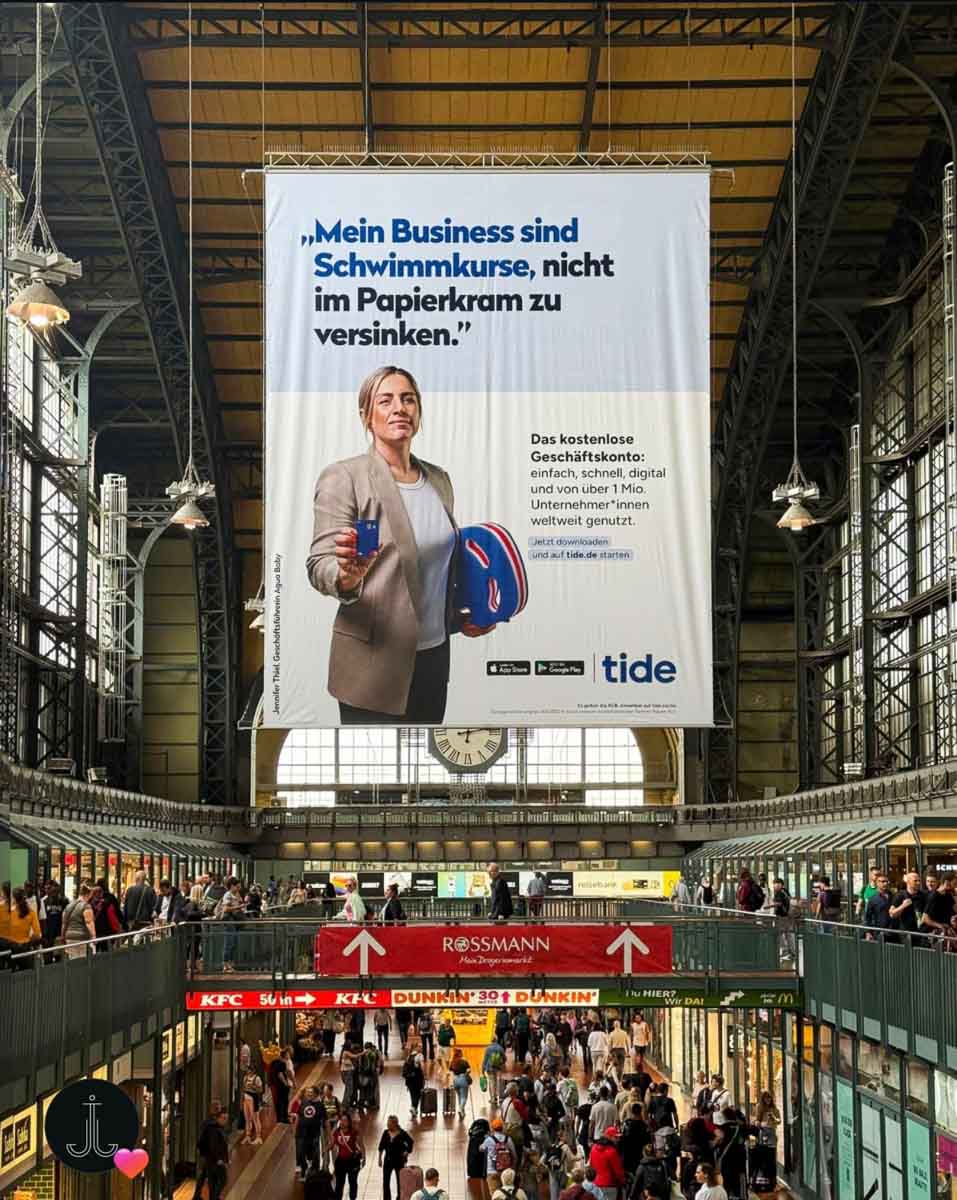 Werbekampagne von Tide auf einer Großfläche im Hamburger Hauptbahnhof - Businessfotograf und Werbefotograf inszenieren Entrepreneur beim Onlinebanking