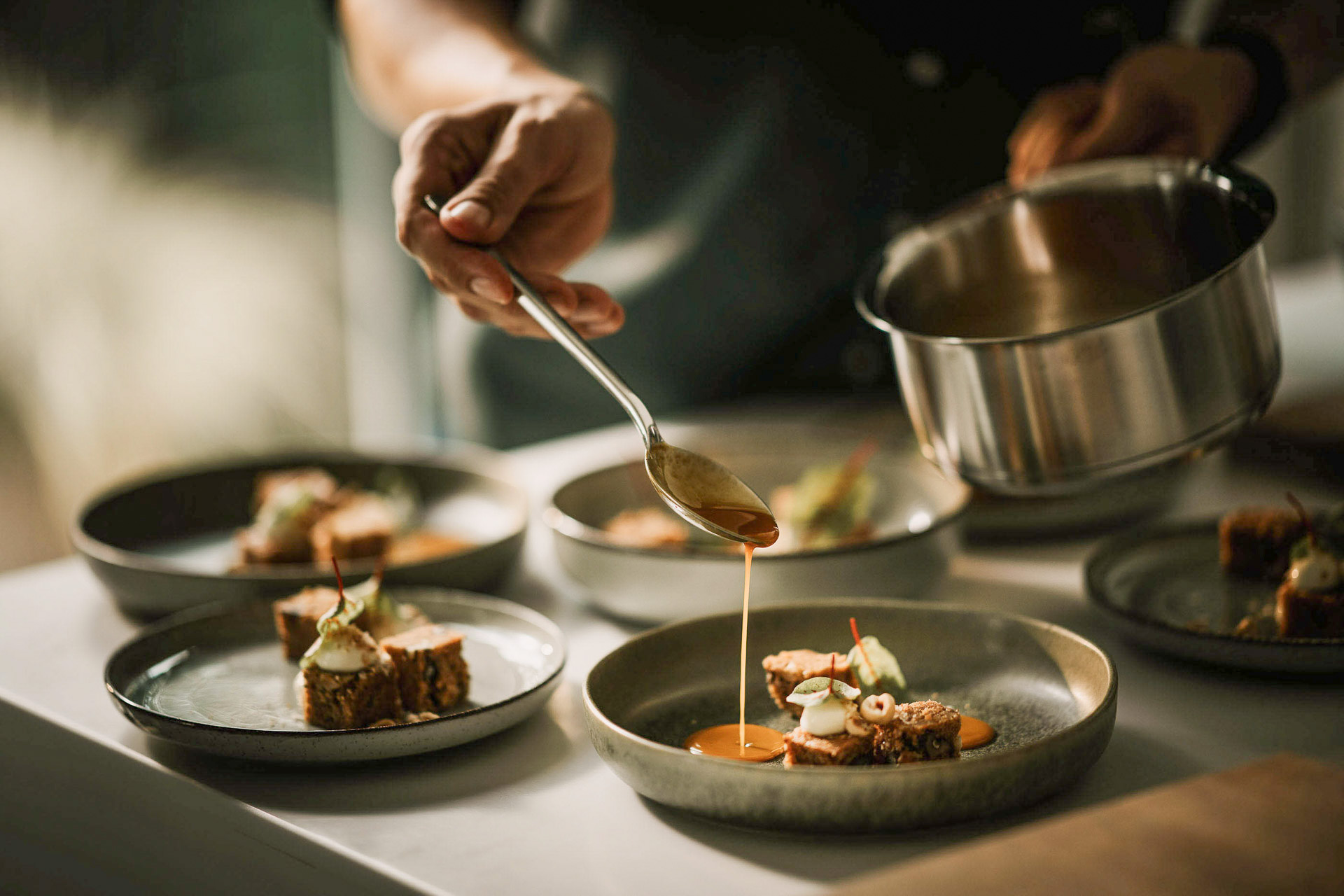 Restaurant Marketing Ideas zeigt die Vorspeisen ‚Assorted Starters‘ im Restaurant Sühring in Bangkok, Thailand – zubereitet von den Zwillingen Matthias und Thomas Sühring in Michelin-Sterne-Qualität.