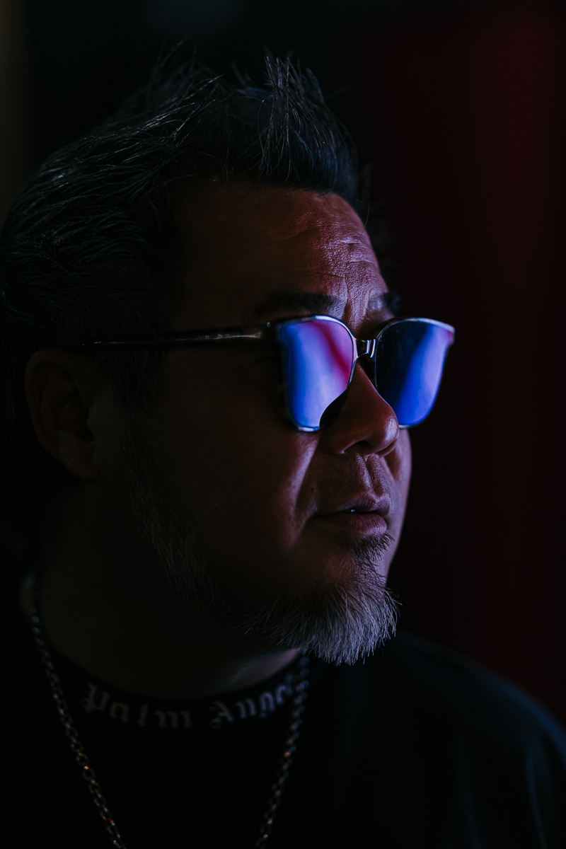 Dokumentarfotograf beobachtet junge Menschen in Shenzhen bei intensiver Smartphone Nutzung im öffentlichen Raum bei Nacht