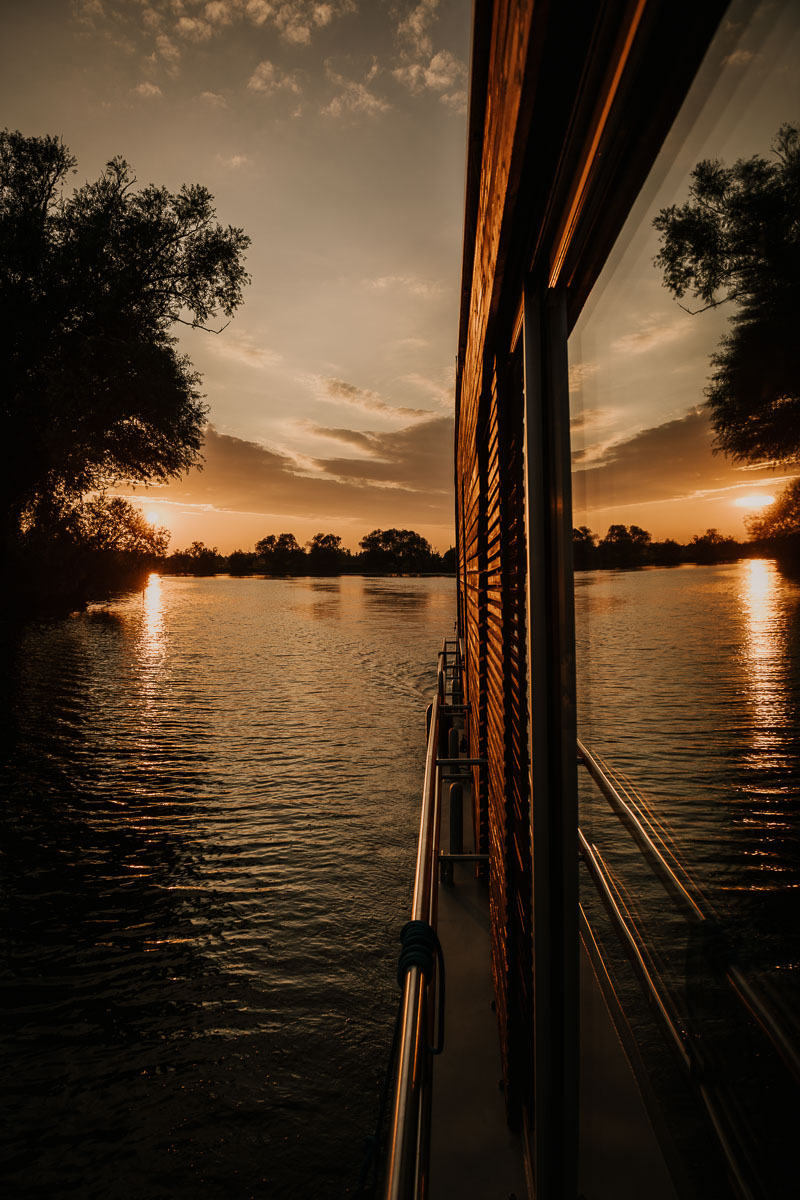 Blick entlang des Hausboots während der Fahrt, Wasser zieht in sanften Wellen vorbei
