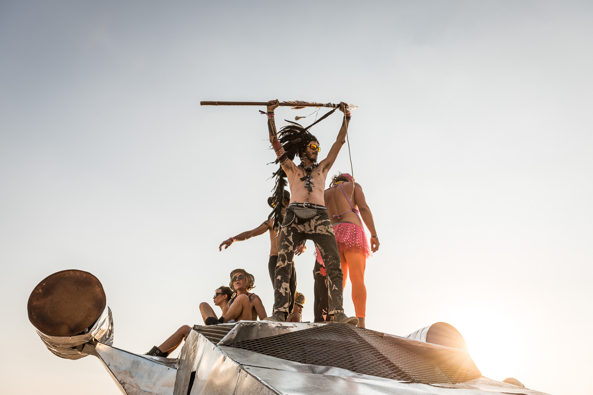 Große, farbenprächtige Festivalfiguren in einer Werkstatt, handgefertigte Details sichtbar