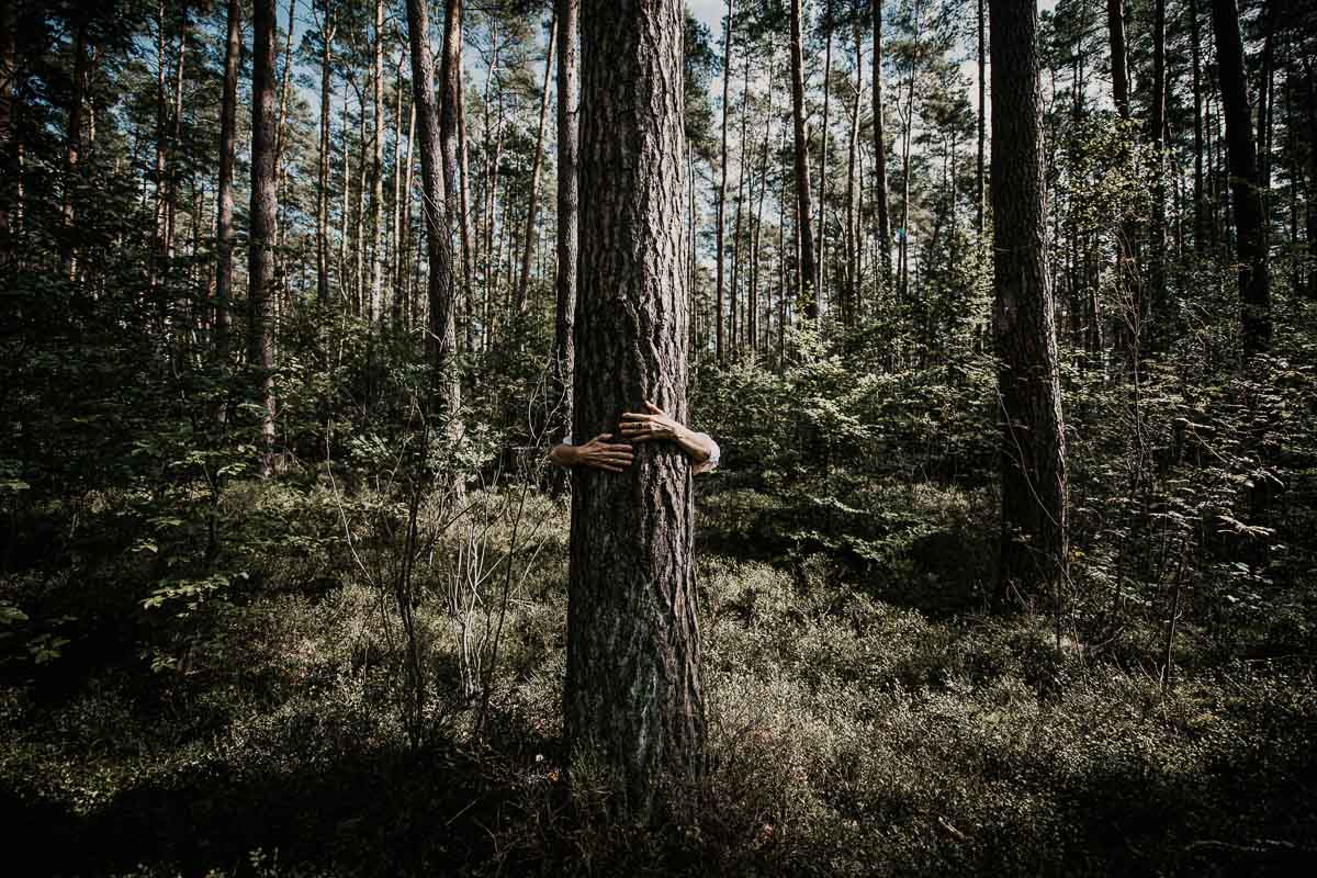 Magazinfotograf zeigt ein Sofa auf leerer Straße als surrealen Moment einer Couchsurfing Reportage - dokumentarfotografie über Reisen, Begegnung und temporäres Zuhause