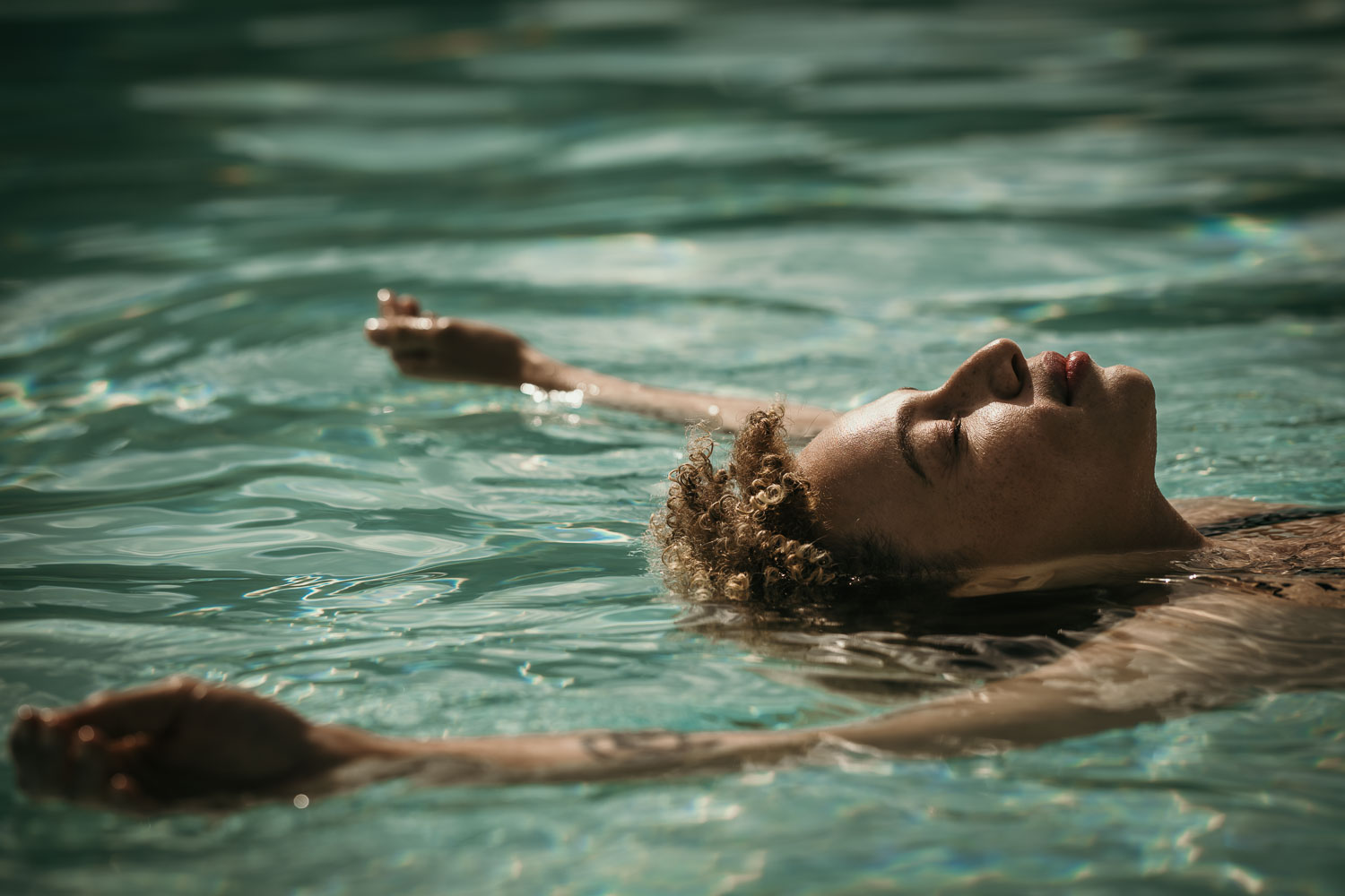 Wasser läuft aus einer Hansgrohe-Design-Kopfbrause in einer modernen Dusche mit integrierten Pflanzen – stilvolle Bad- und Lifestyle-Inszenierung von Werbefotograf aus Berlin.